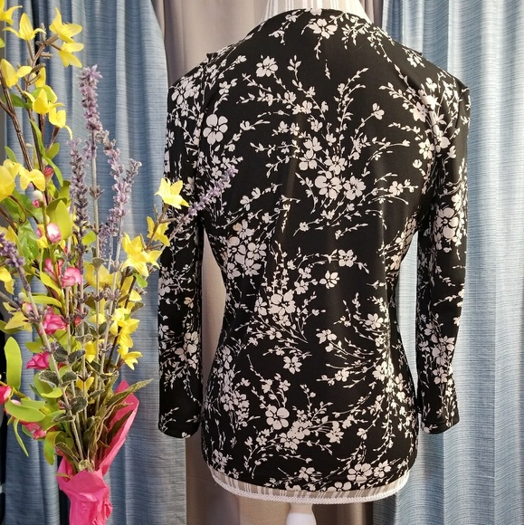 🌻🌺🌻VAN HEUSEN FLORAL RUFFLE BLOUSE!! - Picture 2 of 5